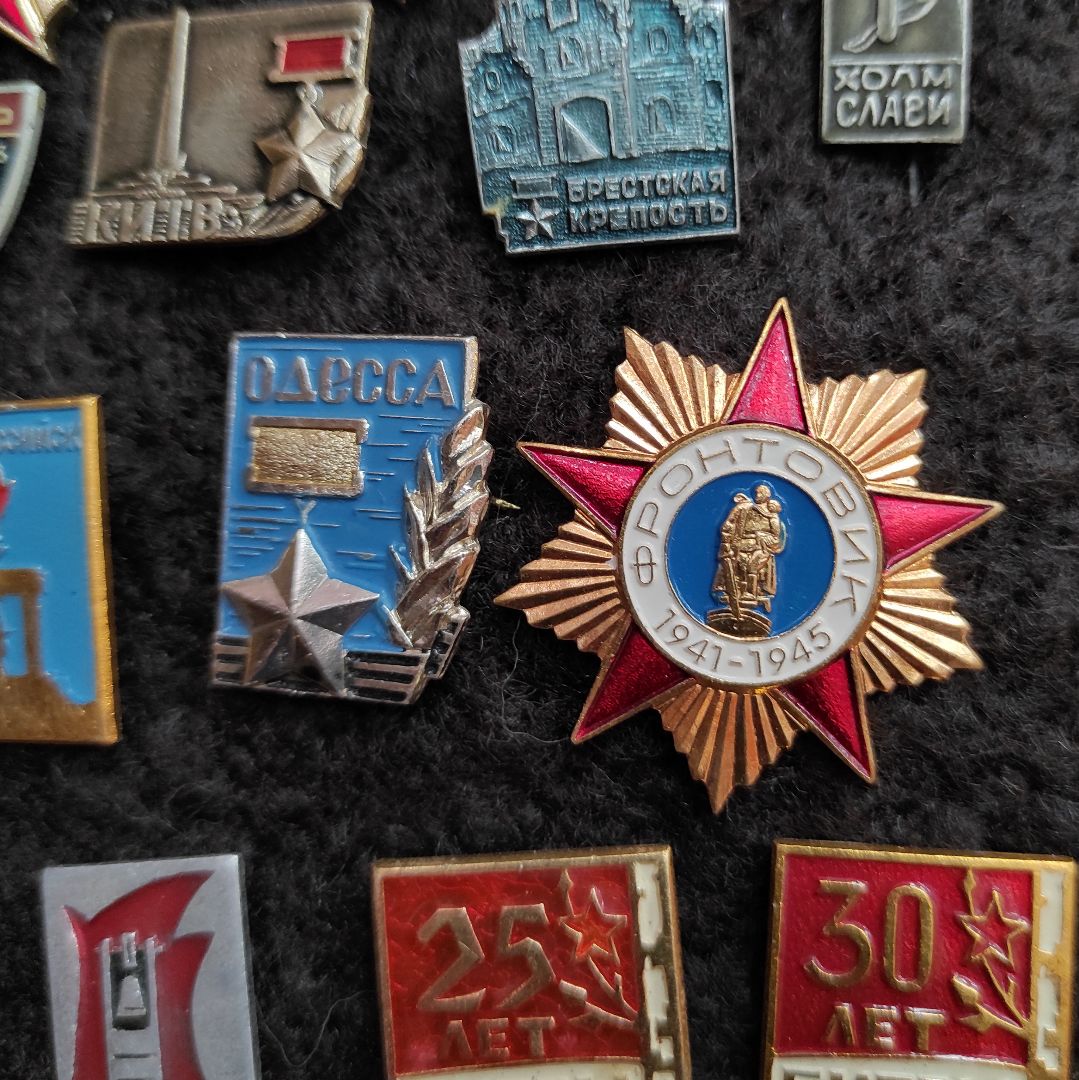 Выставка значков «Символы Победы» открылась на Петровских Линиях