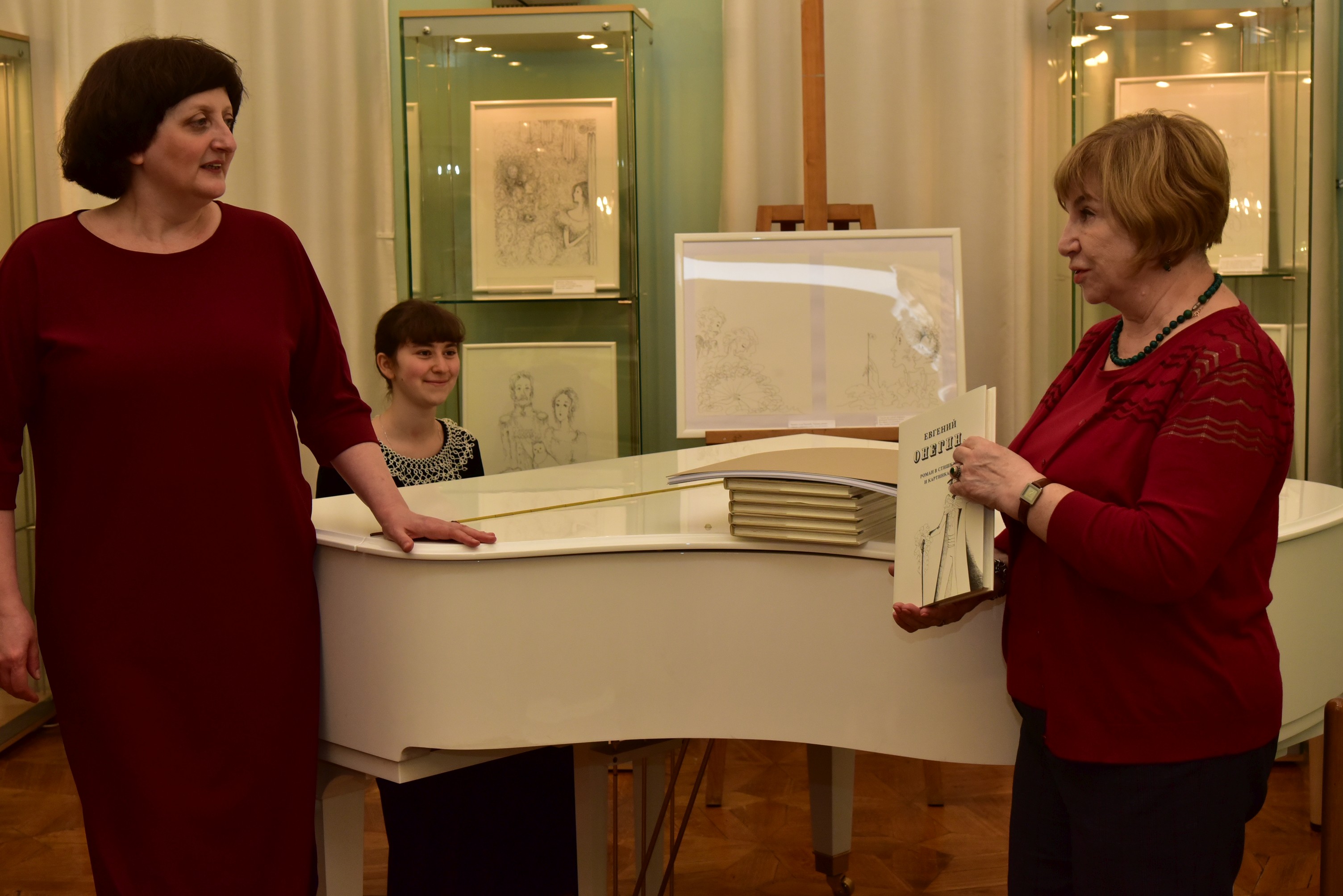 8 сентября в РГБИ Рузанна Мовсесян представила свою выставку и книгу «“Евгений Онегин”, роман в стишках и в картинках»