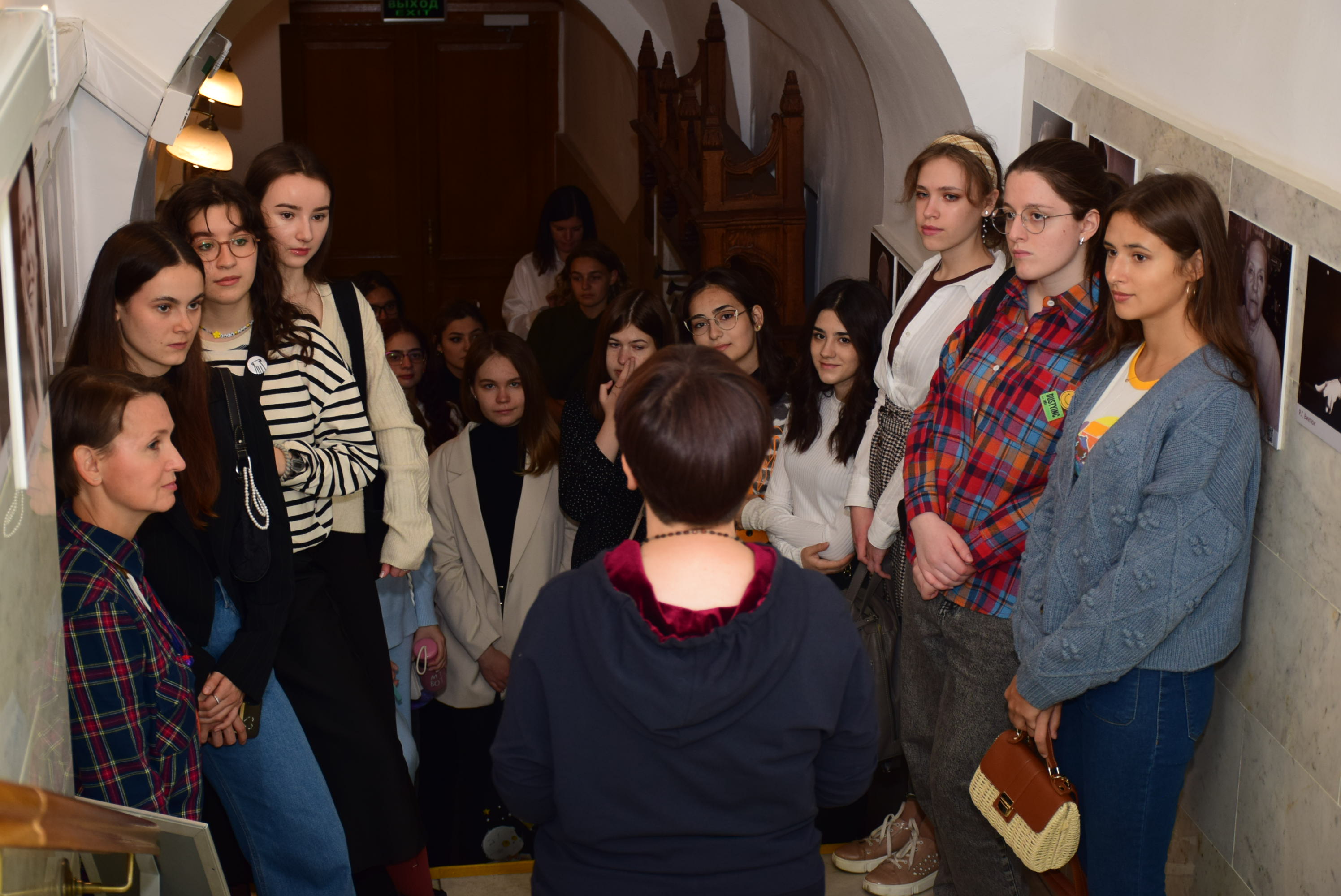 Специалист Отдела научной информации Татьяна Агеева встретила студентов на мраморной лестнице РГБИ