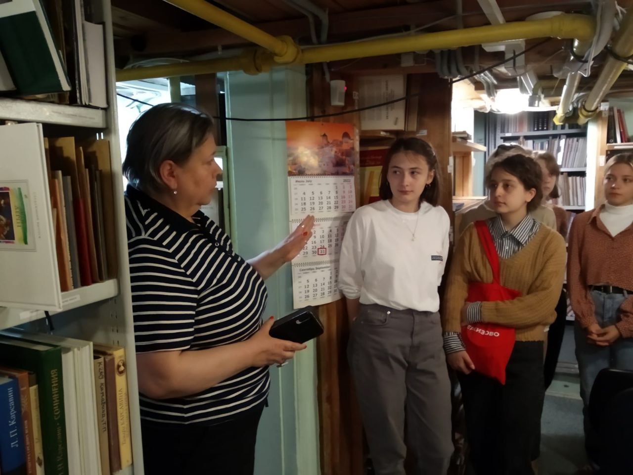 Руководитель Центра визуальной информации РГБИ Елена Хапланова познакомила студентов с библиотекой.