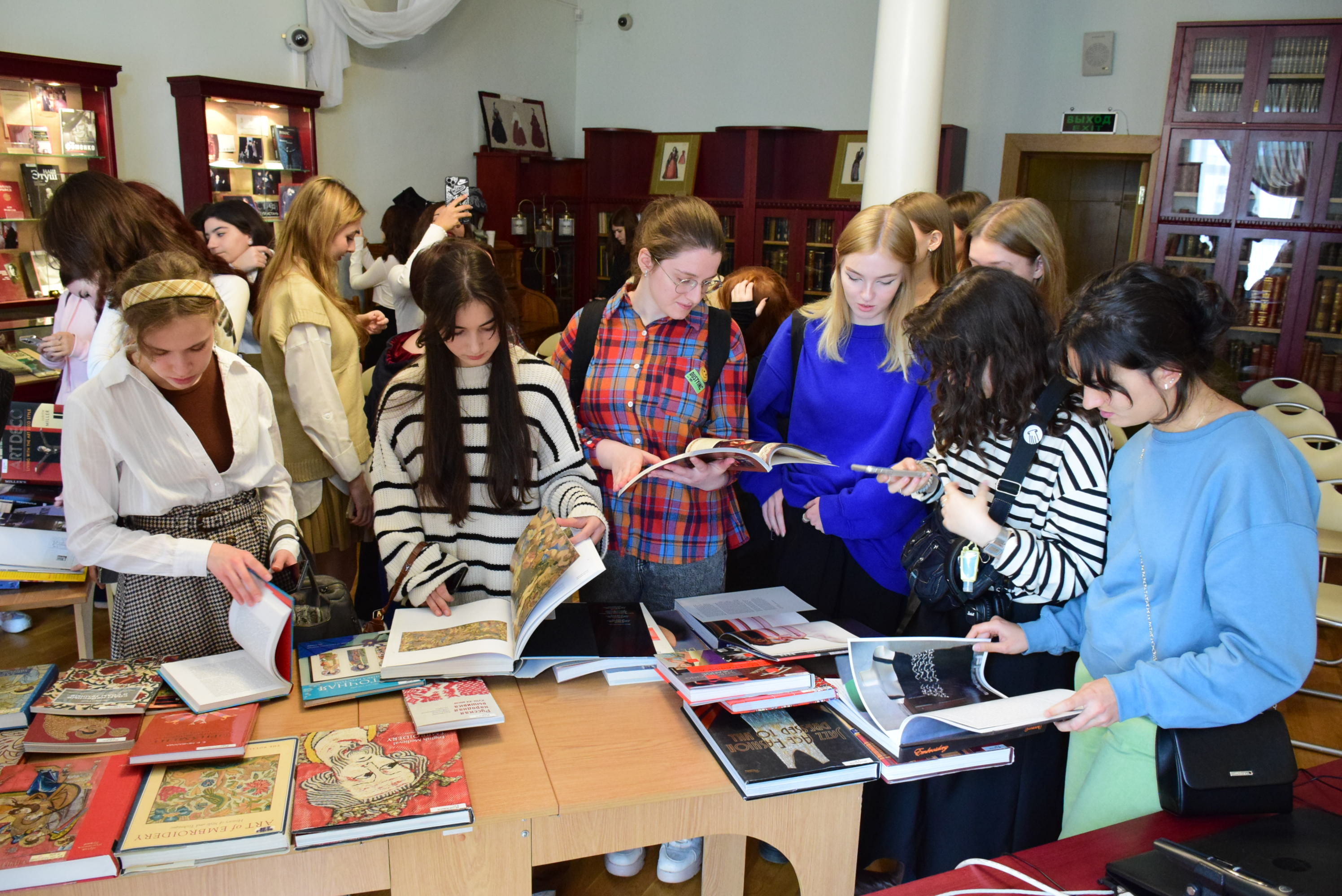 По окончании экскурсий студенты получили возможность посмотреть книги из фондов РГБИ.