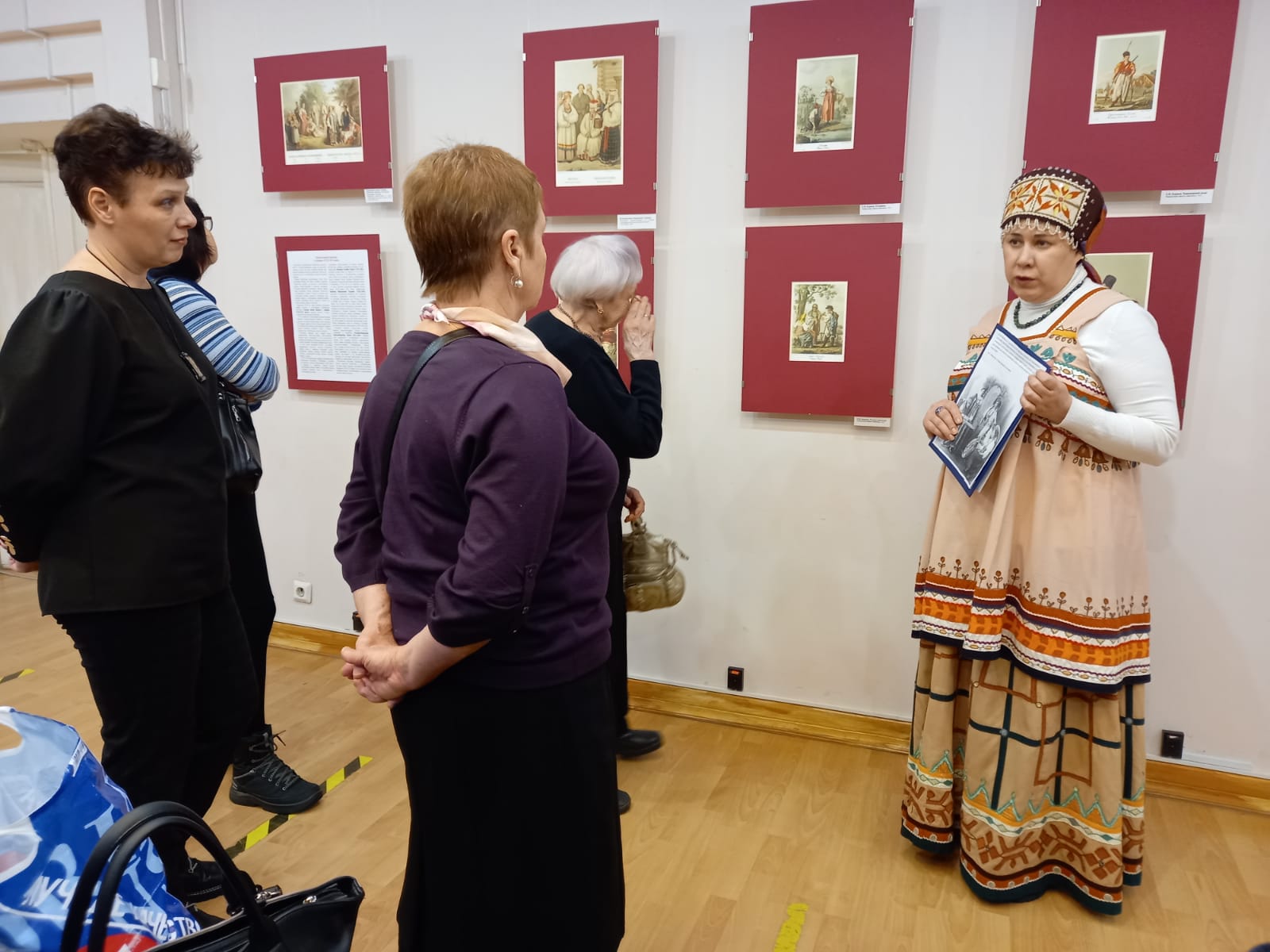 В Электростали открылась выставка «Одежда наших предков в графике XVIII-XIX веков»