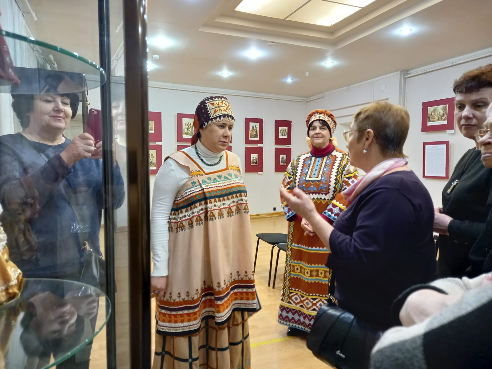 В Электростали открылась выставка «Одежда наших предков в графике XVIII-XIX веков»